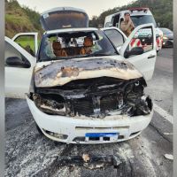 Palio fica destruído após incêndio na BR 101