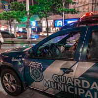 Homem destrói viatura da GM em Balneário Camboriú