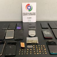 Quinze celulares são apreendidos em ocorrência de tráfico de drogas em Camboriú