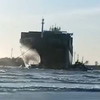 Cargueiro lança âncora para não ficar à deriva durante ventania