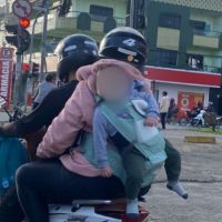 Carona de moto transporta bebê como se fosse mochila
