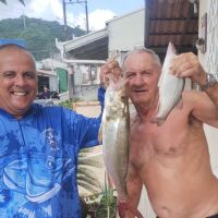 Pescador realiza sonho e fisga robalo de 17 kg no molhe