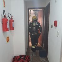 Corpo de Bombeiros apaga incêndio causado por panela em Balneário Camboriú