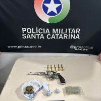 Homem é preso por tráfico de drogas e porte ilegal de arma em Porto Belo