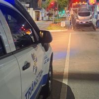 Sandero quase bate em carro dos agentes de trânsito