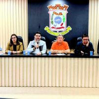 Pavan assina ordens de serviço para ponte e quadra de esportes