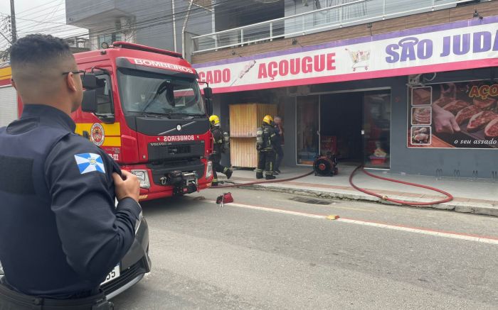 Incêndio em mercado começou perto das 9h  
(foto: divulgação GMBC)