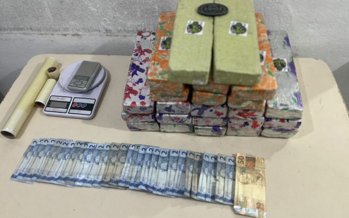 Na casa dele, foram encontrados mais de 17 kg de maconha e uma pistola com numeração raspada (Foto: Divulgação/PMSC)