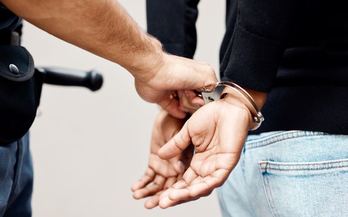 Foragido dividia uma barraca improvisada com outro homem quando foi abordado (Foto: Ilustrativa/Envato)