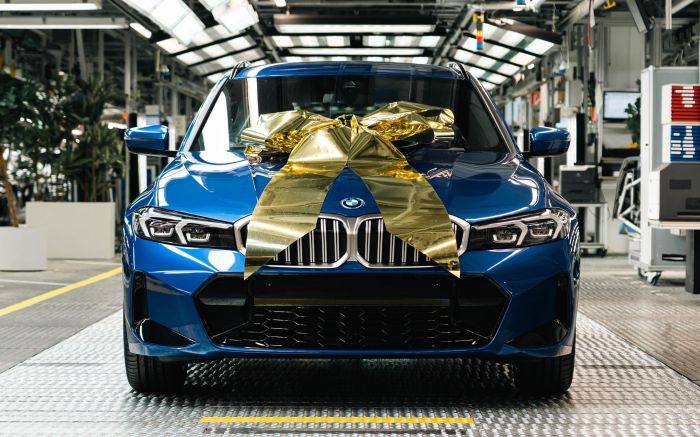 Série 3 híbrido plug-in simbolizou marco histórico da marca na fábrica de Munique (Foto: Divulgação/BMW)