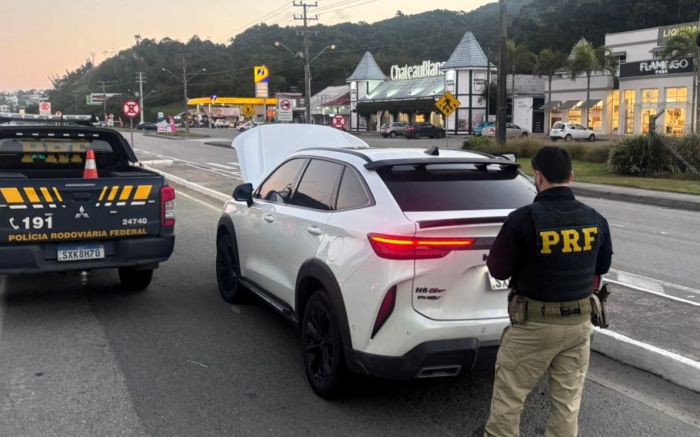 O SUV foi l levado para a delegacia de Itapema (Foto: Divulgação PRF)