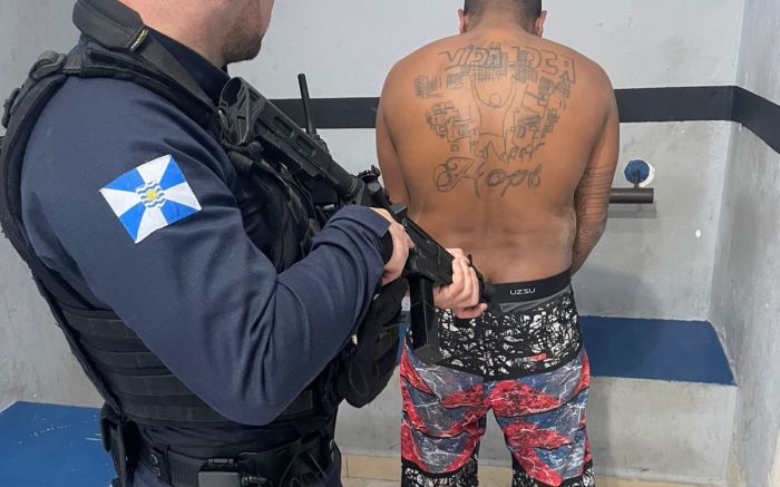 Parentes de foragido ainda arremessaram objetos contra a guarda (Foto: Divulgação GMBC)