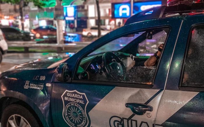 Na viatura, o homem deu chutes e danificou a caixa de transporte (Foto: Divulgação/GMBC)