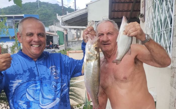 João com o peixão que vendeu por R$ 850 (Foto: Acervo pessoal/João Rubens Storino)