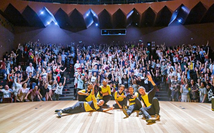 A Cia Mequetrefes, de Itajaí, embarca para a Colômbia levando a irreverência do improviso brasileiro (Foto: Divulgação)