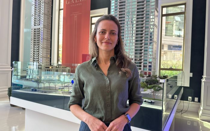 Tatiana Rosa Cechinel explica que a Embraed atende o mercado com empreendimentos que têm a assinatura neoclássica da construtora, mas também trabalha com empreendimentos modernos (Foto: Fran Marcon)