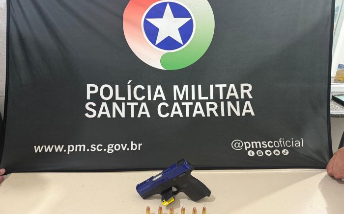 Polícia apreendeu arma com numeração raspada e cocaína (Foto: PMSC)