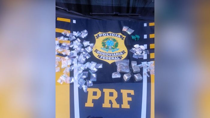 Drogas estavam fracionadas e prontas para entrega (Foto: PRF)
