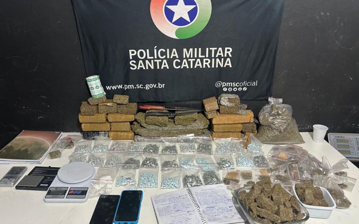 As drogas foram apreendidas e levadas até a delegacia (Foto: Divulgação PMSC)