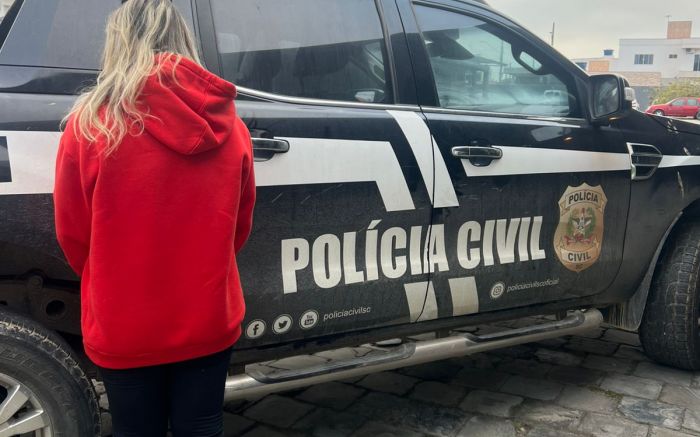 Mulher de 39 anos foi presa no final de semana (Foto: Divulgação/PCSC)