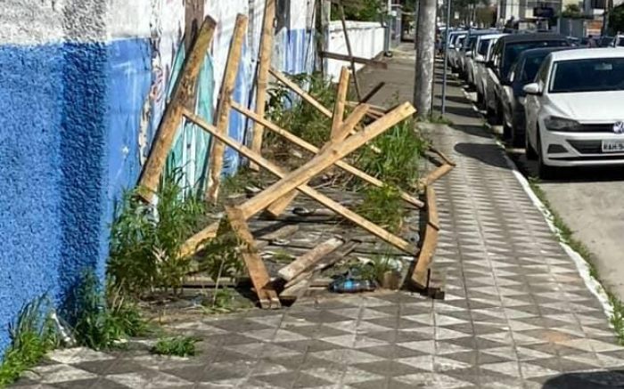 Direção do clube pretende recolar os tapumes até quarta-feira (Foto: Leitor)