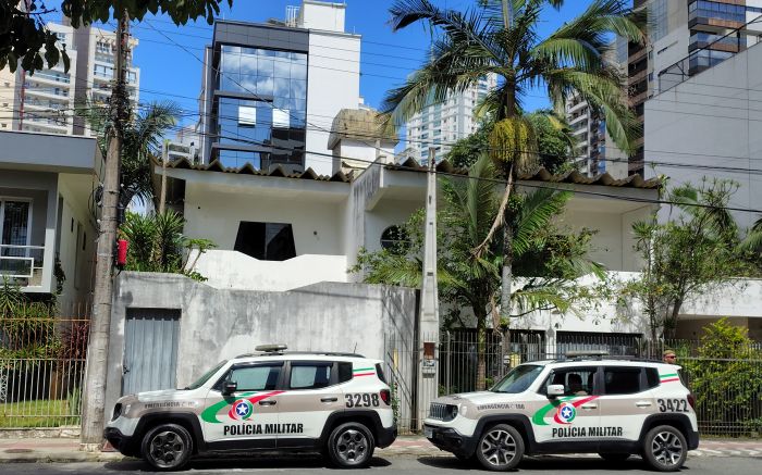 Uma bicicleta furtada estava atrás dos muros (Foto: Fran Marcon)