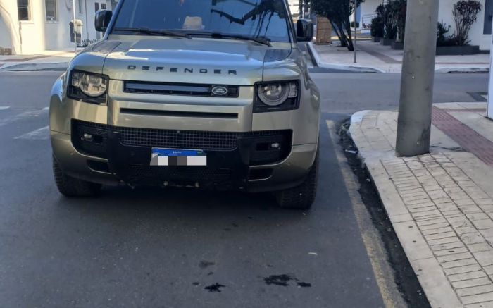 Caminhonete foi identificada durante ronda de rotina dos agentes de trânsito (Foto: Divulgação/PMBC)