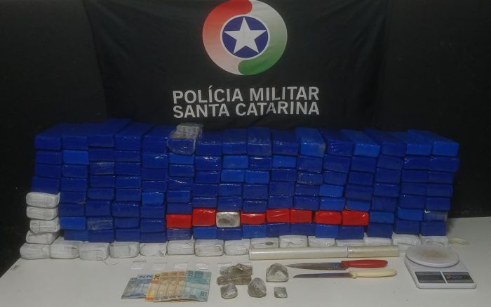 Mais de 66 quilos de maconha e 47 gramas de cocaína foram apreendidos (Foto: Divulgação BPMI)
