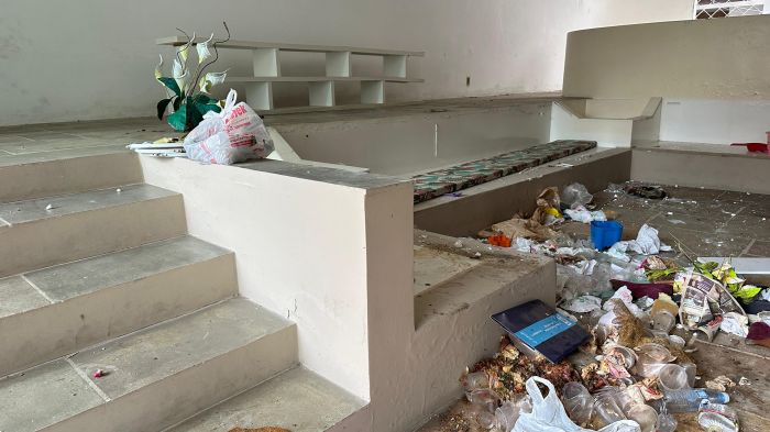 Piscina com água parada e cômodos cheios de lixo evidenciam o estado de abandono dos imóveis (Foto: Bruna Amorim)