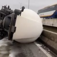 Caminhão tombado interdita completamente a BR 101 em Itajaí nesta manhã