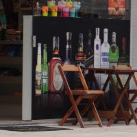 Procon faz alerta prático contra bebidas contaminadas por metanol