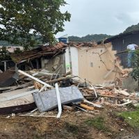 Casa abandonada é demolida em Balneário Camboriú