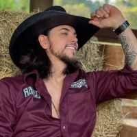 João Dalzoto canta em meio à cruza de cavalos e é detonado na internet