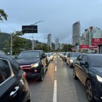 Pé d’água aliado ao sextou deixa filas quilométricas na região