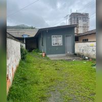 Mãe é presa por abandonar filhos de 2 e 5 anos
