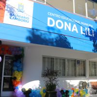 Homem joga pacotes de balas dentro de creche na Barra