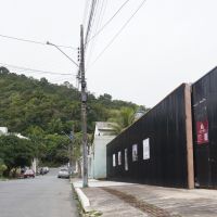 Tapumes de obras na praia dos Amores barram passagem de animais silvestres