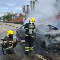 Ford Fusion incendeia na beira-mar de Balneário Piçarras