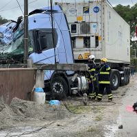 Caminhoneiro derruba poste, moto e acerta casas