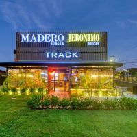 Madero inaugura restaurante com drive-thru na Osvaldo Reis