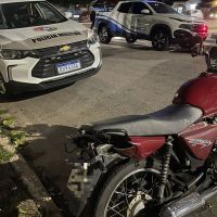 Perseguição a moto barulhenta termina com acidente e prisão
