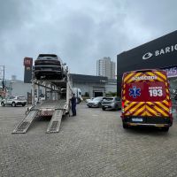 Motociclista morre atropelado por caminhão cegonha na Osvaldo Reis