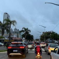 Avenida Beira Rio está tomada pela fila do ferry boat