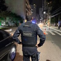 Moto é flagrada circulando com três "na garupa" em Balneário