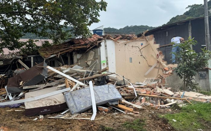 Casa era usada por andarilhos e como esconderijo de produtos furtados (Foto: Divulgação/PMBC)