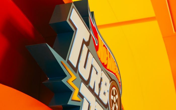 Dinossauros, dragões, tubarão gigante e até um gorila fazem parte da aventura do “Hot Wheels Turbo Drive” (Foto: Divulgação)