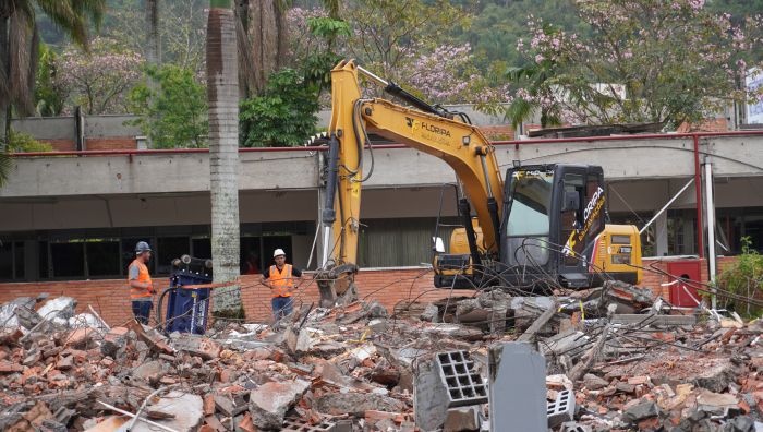 Demolição prepara espaço para construção dos novos blocos (Foto: João Batista)
