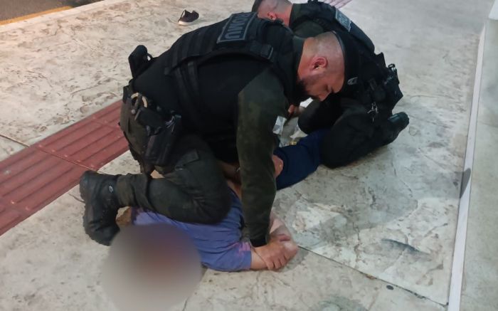 Agentes precisaram usar força para contê-lo (Foto: Divulgação/GMBC)