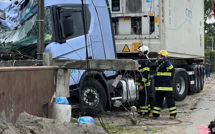 Caminhão também derrubou um poste e atropelou uma moto estacionada (Foto: Divulgação/CBVI)