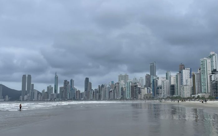 Condição de chuva e temporais persiste ao longo da segunda-feira (Foto: João Batista)